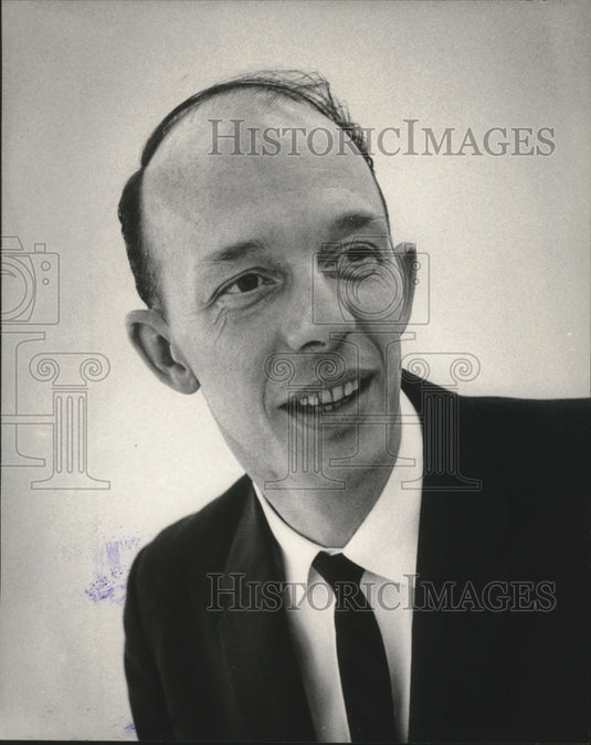 1963 Press Photo Richard D. Robinson, manager, J.C. Penney Company in Milwaukee.- Historic Images
