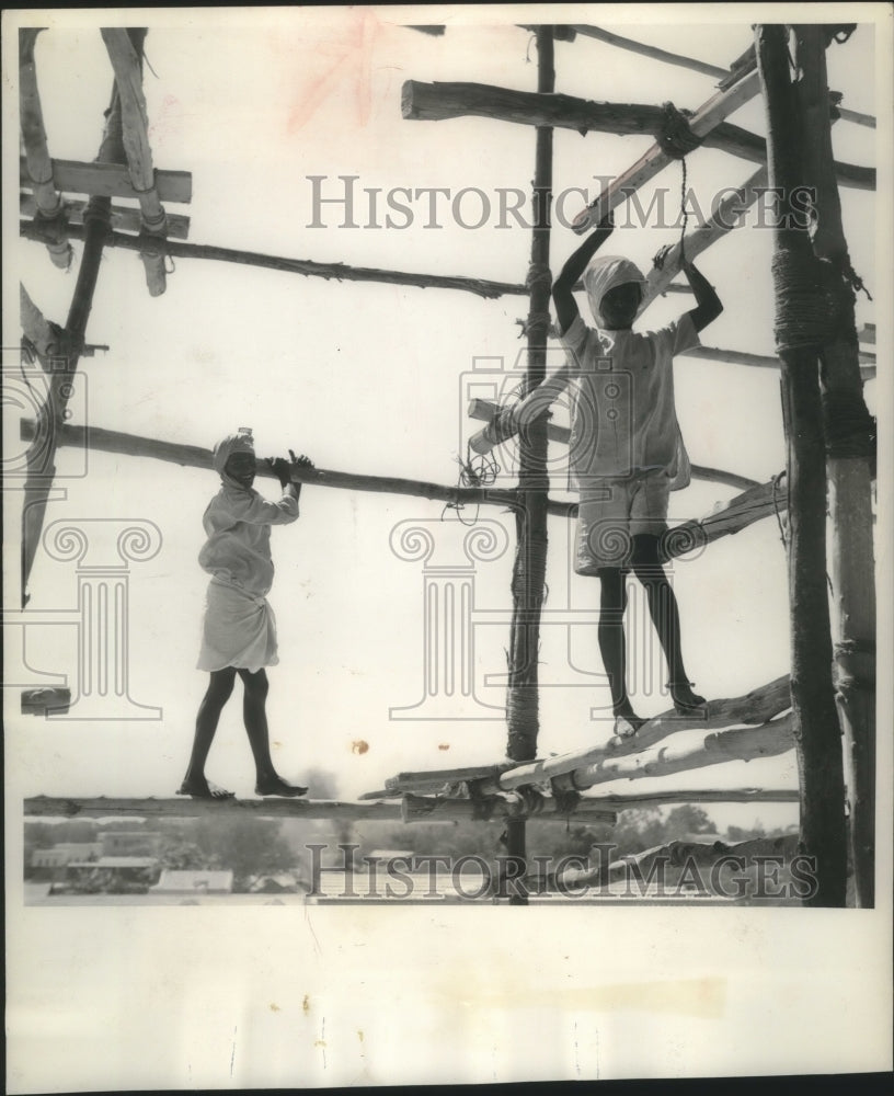 1956 Press Photo India, Construction men work on scaffold shoeless. - mjb81903