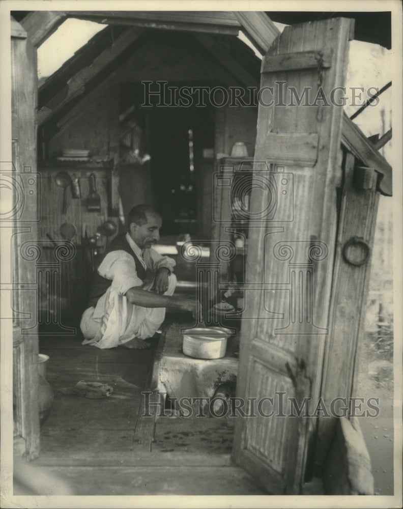 Load image into Gallery viewer, 1952 Press Photo Houseboat chef in India manages his kitchen in a separate shack
