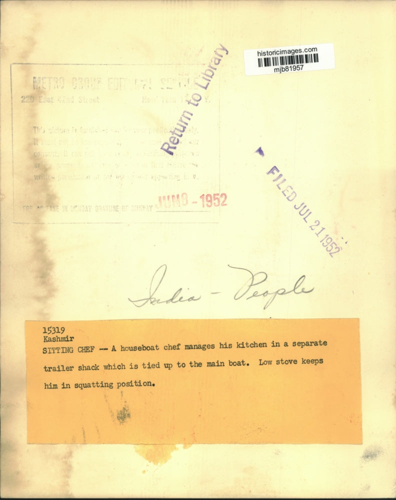 1952 Press Photo Houseboat chef in India manages his kitchen in a separate shack