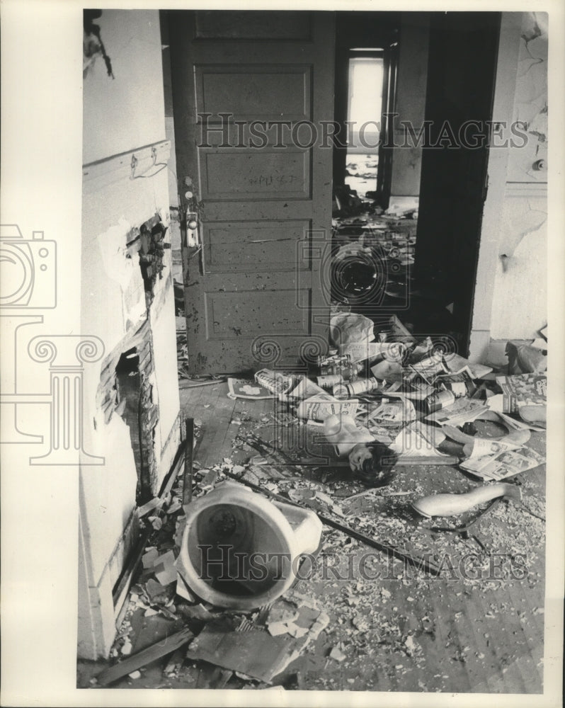 1965 Press Photo Debris In Second Story Of Abandoned House In Milwaukee- Historic Images