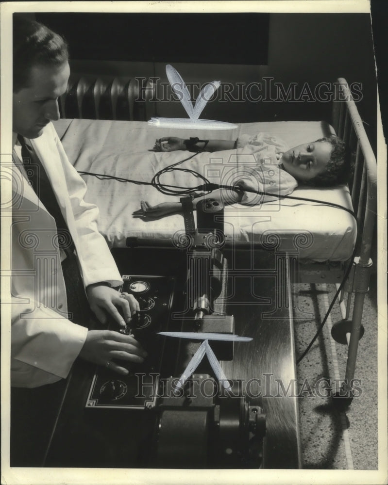 1939 Press Photo Doctor uses electrocardiogram on child, Milwaukee - mjb82060- Historic Images