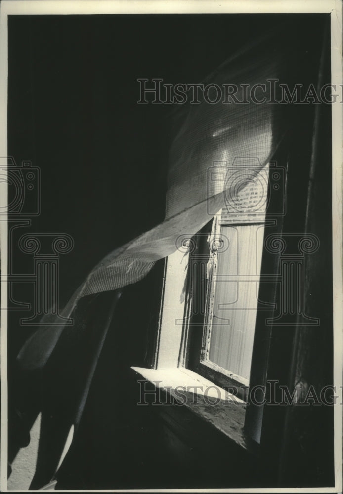 1973 Press Photo Plastic covered window at Kassner Place, Milwaukee- Historic Images