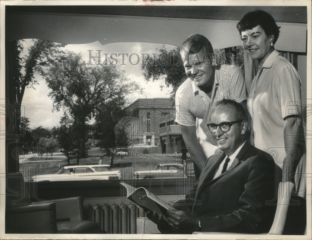 1965 Press Photo Reverend Donovan Palmquist &amp; others at Lutheran Student Center- Historic Images