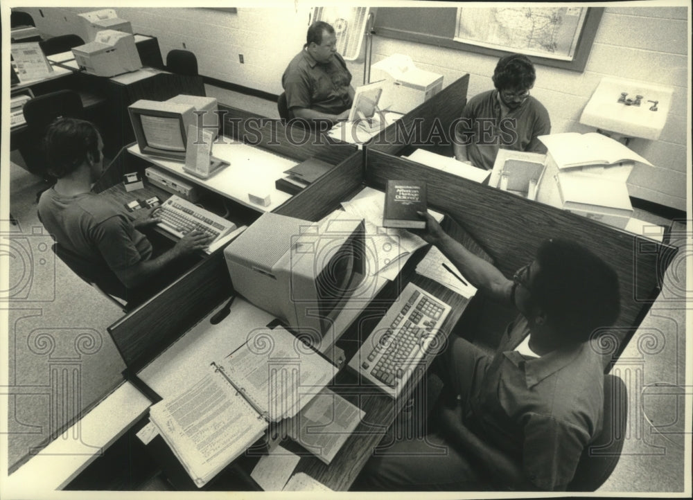 1991 Press Photo Inmates in Oshkosh Correctional Institution in computer lab