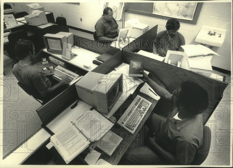 Load image into Gallery viewer, 1991 Press Photo Inmates in Oshkosh Correctional Institution in computer lab
