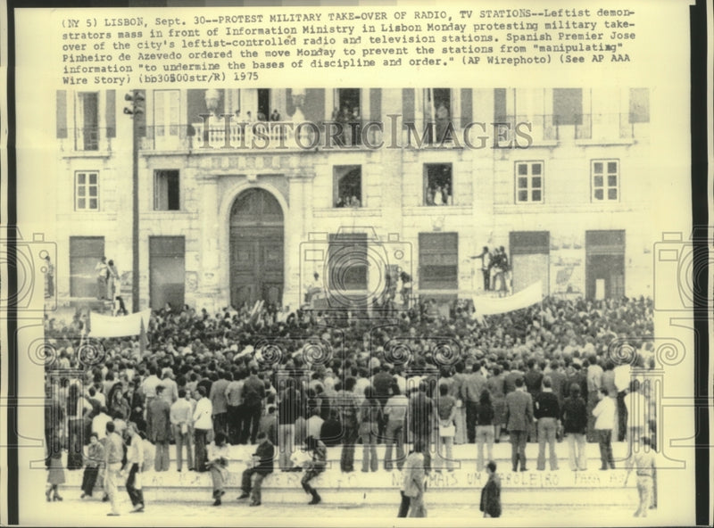 Load image into Gallery viewer, 1975 Press Photo Leftist Demonstrators in front of Information Ministry Lisbon

