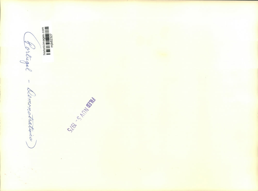 1975 Press Photo Leftist Demonstrators in front of Information Ministry Lisbon