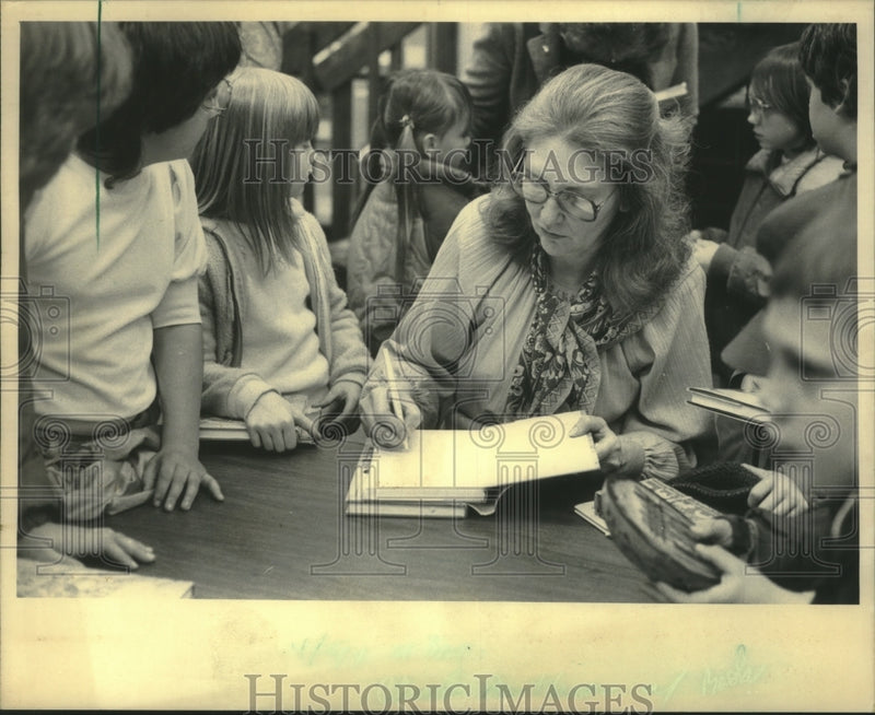 Load image into Gallery viewer, 1983 Press Photo Anne Pellowski, A Children's Author, at Elementary School
