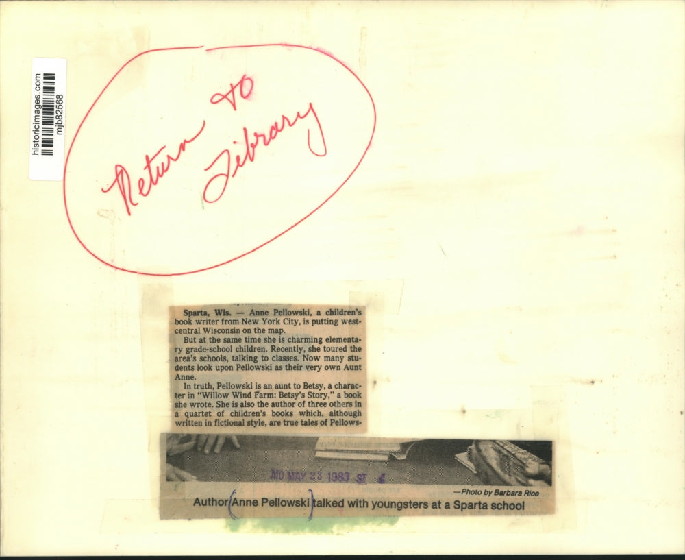 1983 Press Photo Anne Pellowski, A Children's Author, at Elementary School