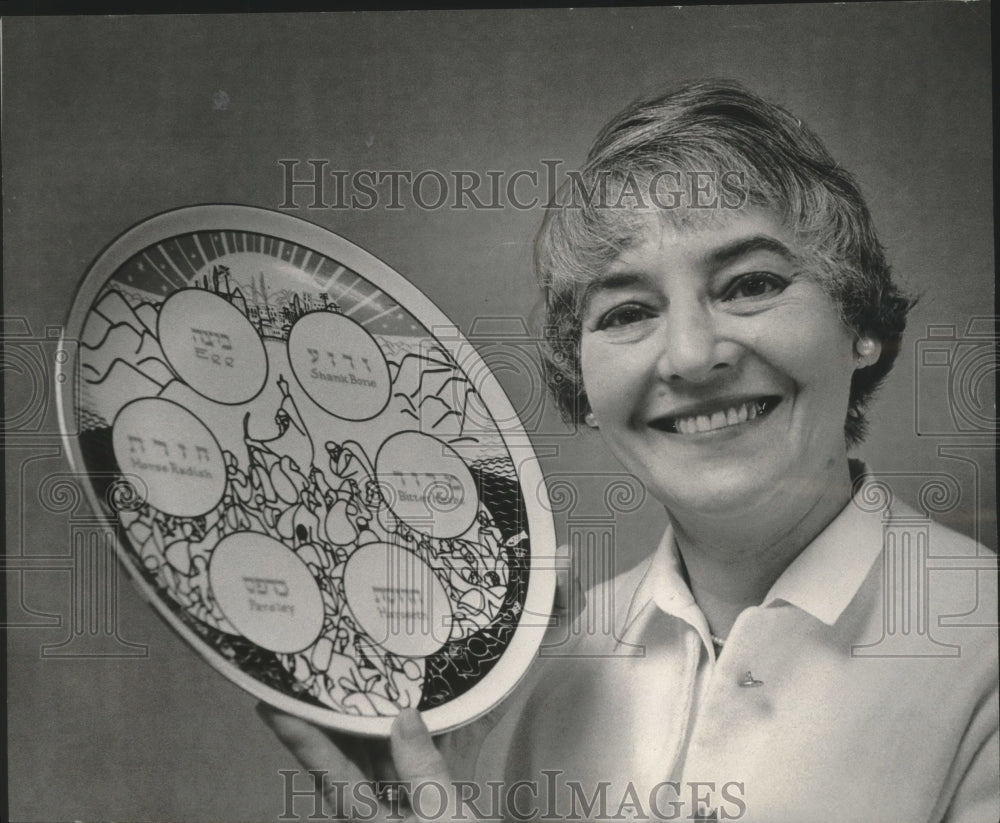 1964 Press Photo Mrs. Charles Peckarsky, Whitefish Bay sets table for Passover- Historic Images