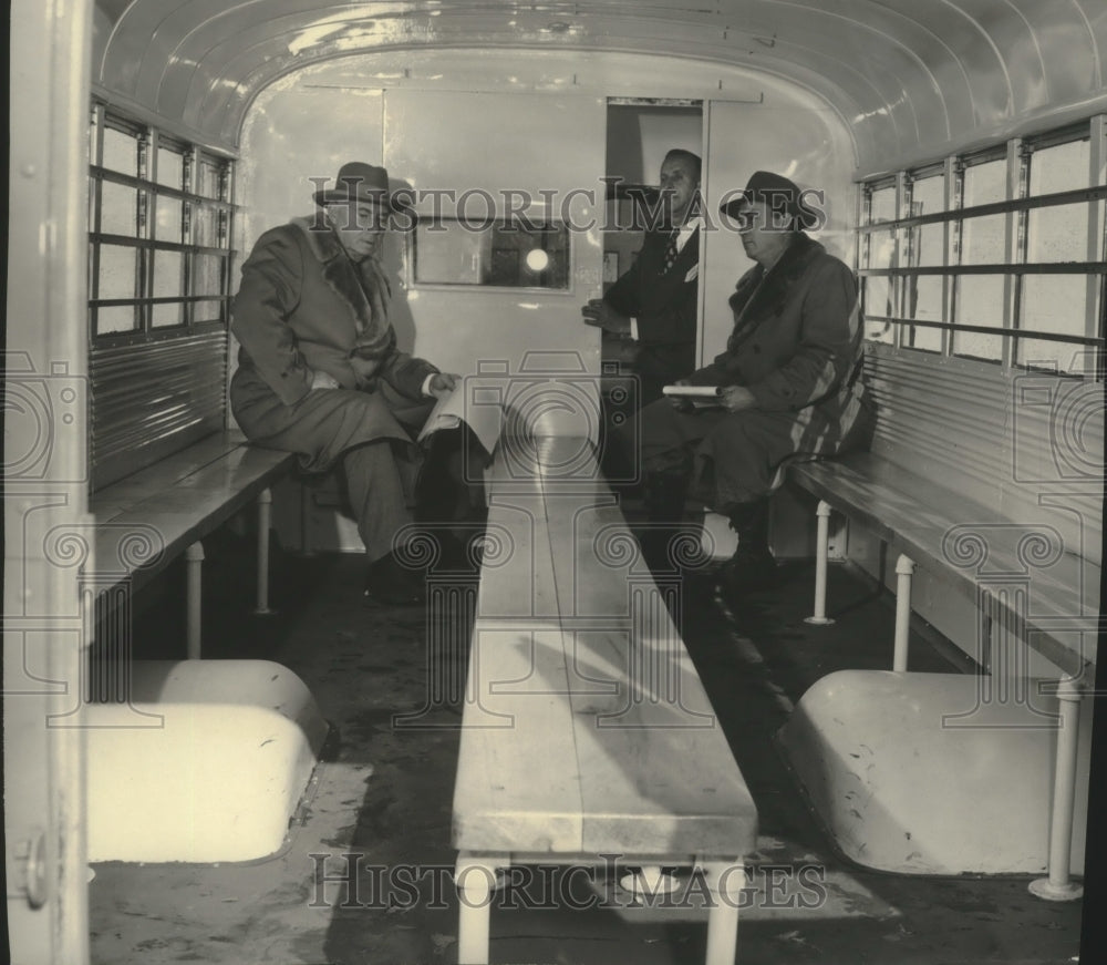 1951 Press Photo Joseph Drewniak, Earl Gruber, SN Brickhouse inspect prison bus