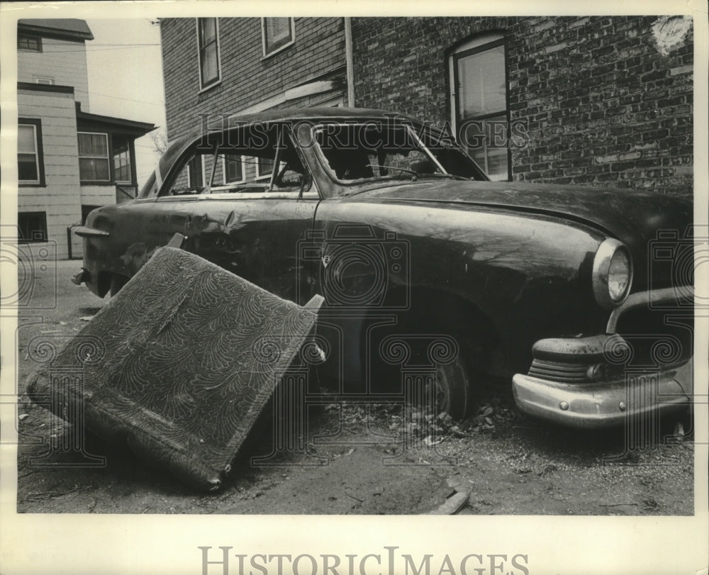 1968 Press Photo Junkers, furniture in 700 block of East Lincoln Ave, Milwaukee- Historic Images