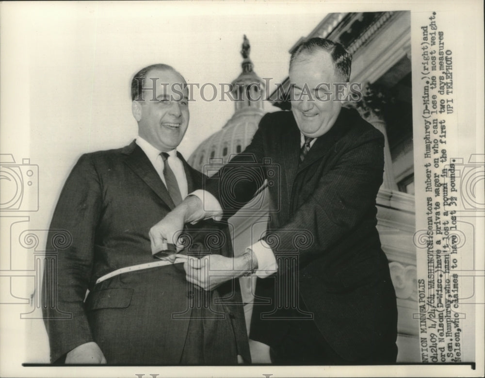 1964 Press Photo Senator Hubert Humphrey measures Senator Gaylord Nelson's waist