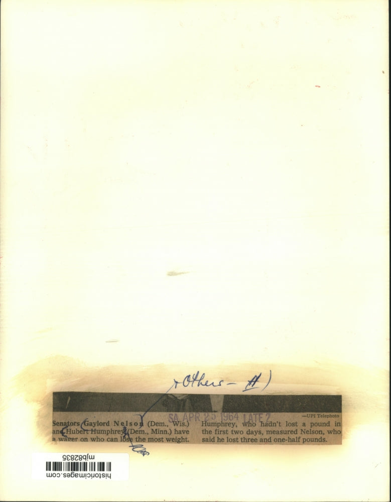 1964 Press Photo Senator Hubert Humphrey measures Senator Gaylord Nelson's waist