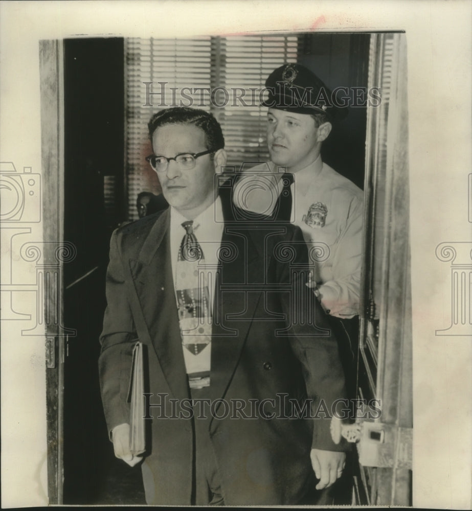 1954 Press Photo Louis Passikoff Was Escorted By Capitol Policeman In Washington- Historic Images