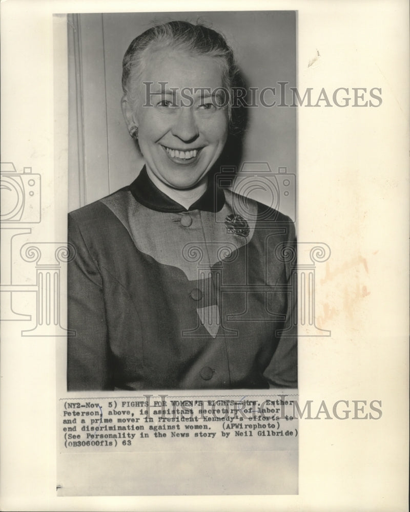 1963 Press Photo Esther Peterson, poses, assistant secretary of labor.- Historic Images