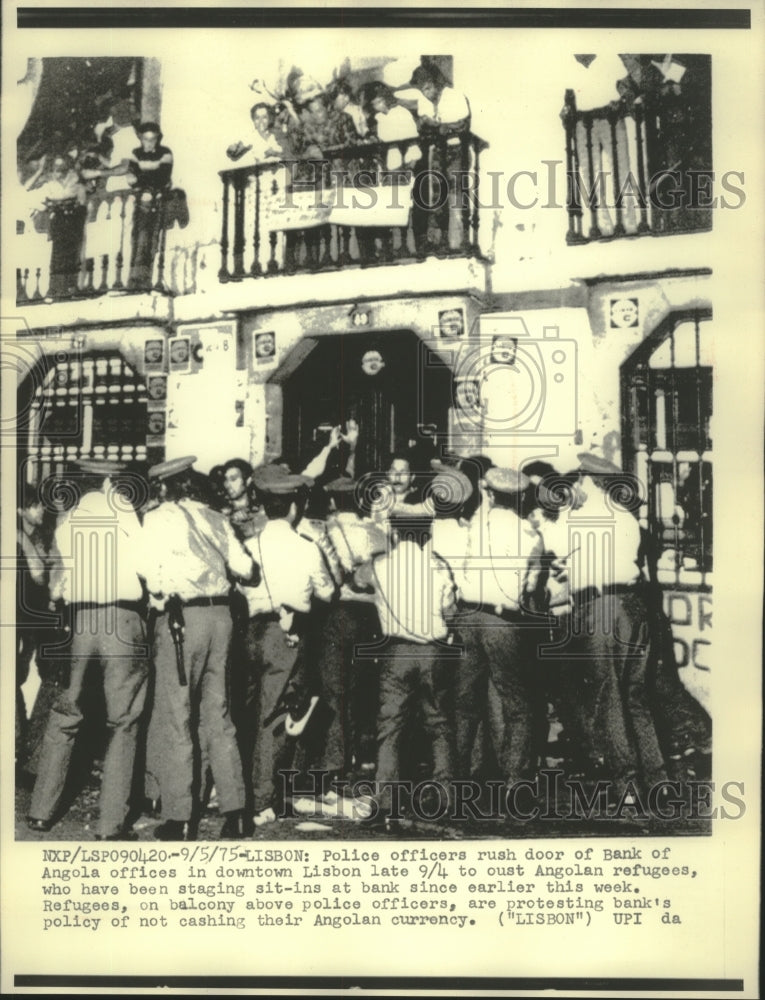 1975 Press Photo Lisbon-police cram into Bank of Angola, refugees protest above- Historic Images