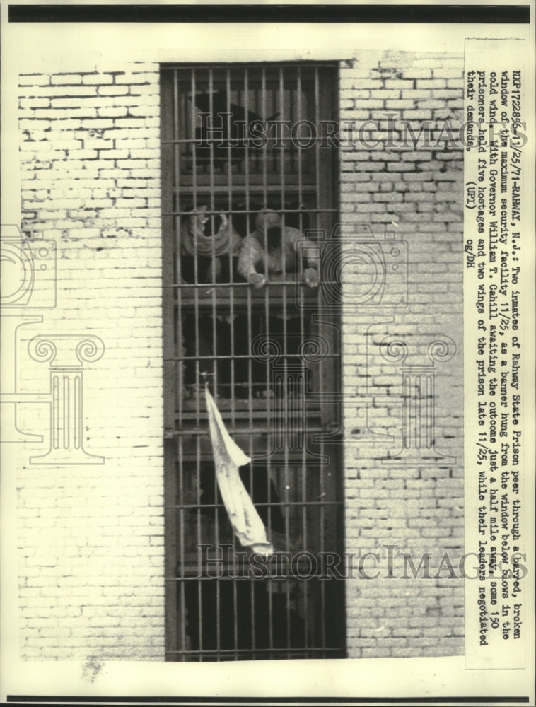1971 Press Photo Prisoners at Rahway Prison peer through bars, New Jersey.