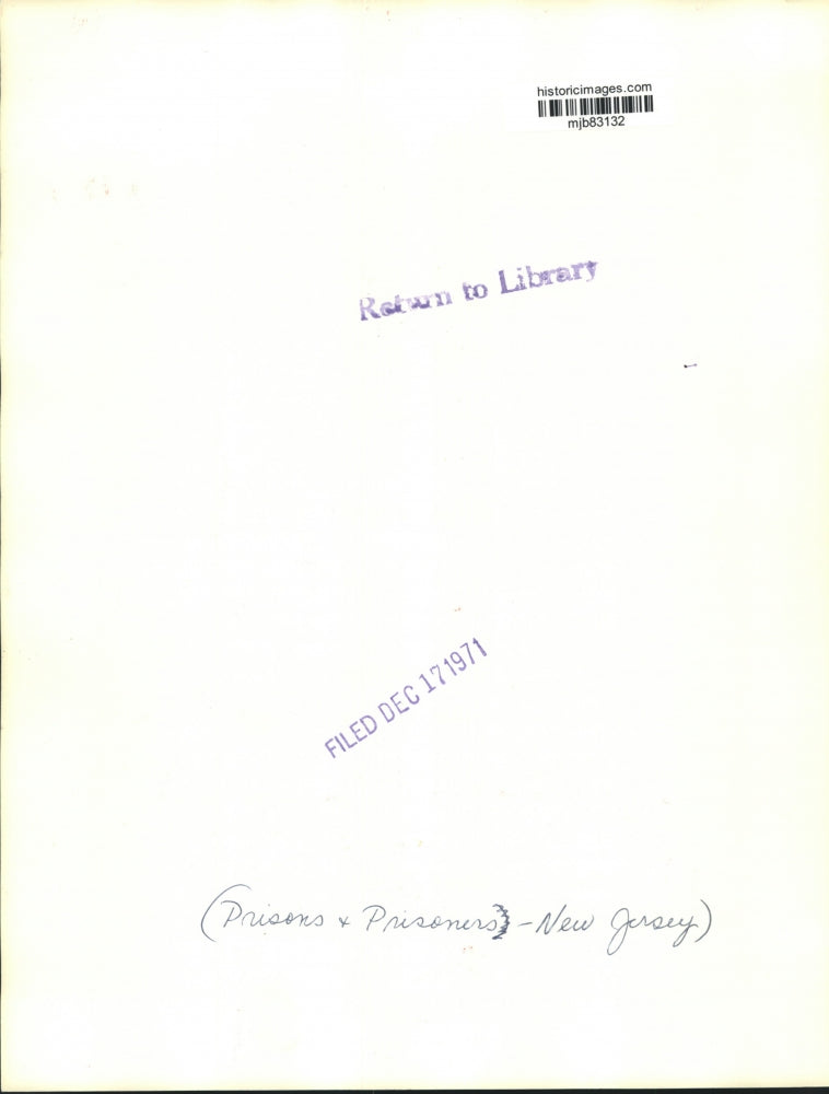 1971 Press Photo Prisoners at Rahway Prison peer through bars, New Jersey.