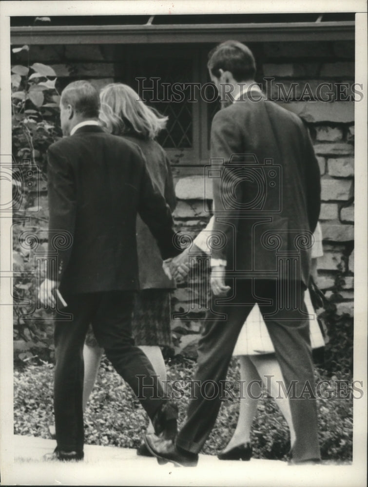Load image into Gallery viewer, 1966 Press Photo Charles Percy, wife, and daughter at Kenilworth home
