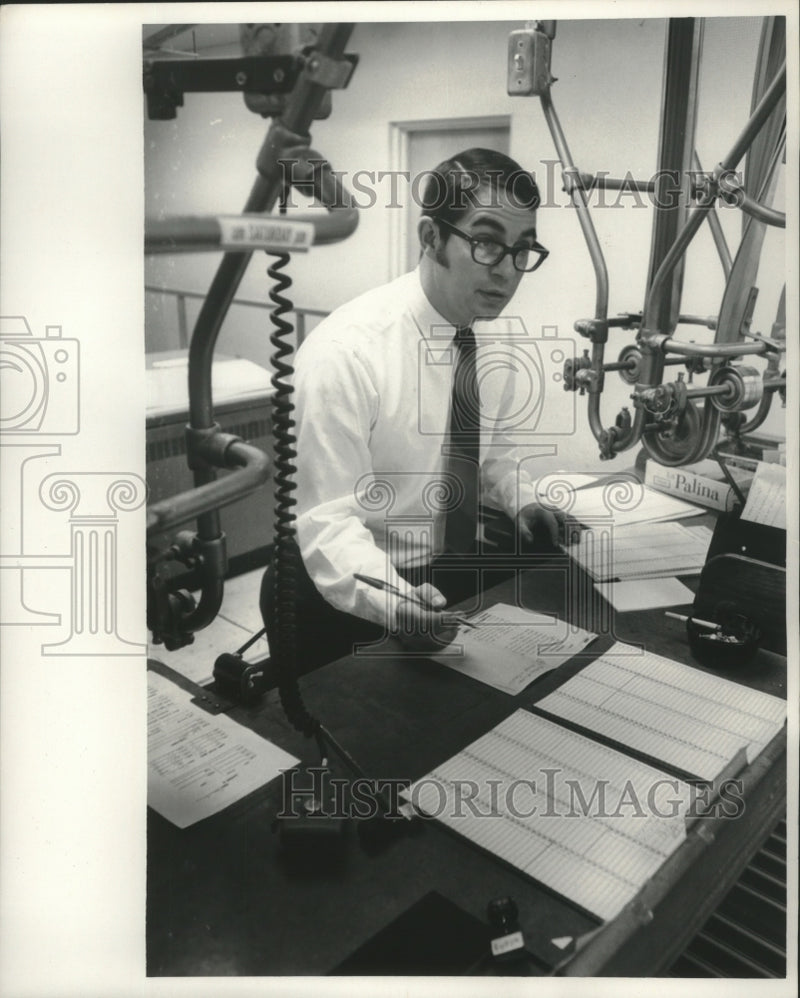 Load image into Gallery viewer, 1970 Press Photo Joseph Pecor, Milwaukee Journal Employee - mjb83391
