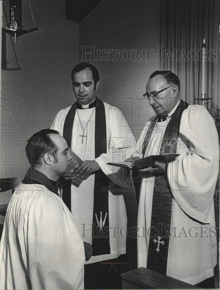 1973 Press Photo Blessed Savior Lutheran Church, new pastor Rev. Wallace Oswald- Historic Images