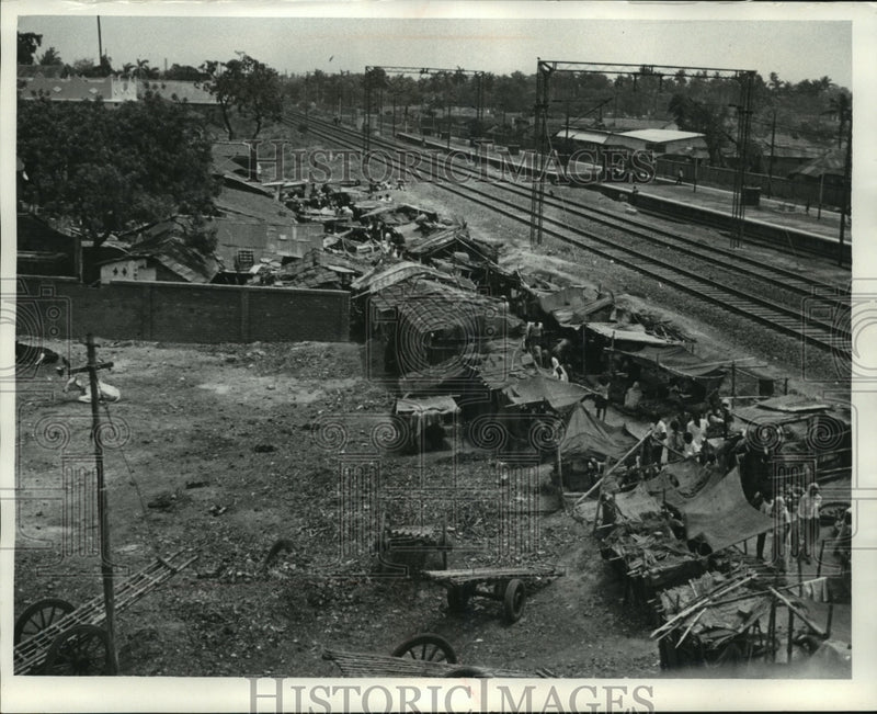 Load image into Gallery viewer, 1968 Press Photo Residence traffic through poor conditions of Calcutta, India
