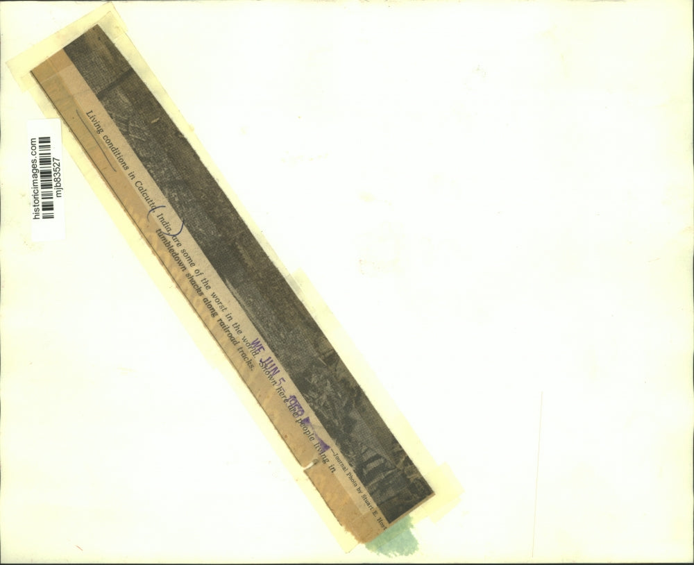 1968 Press Photo Residence traffic through poor conditions of Calcutta, India