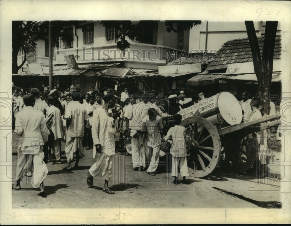 1942 Press Photo Indians stand in line to get a pint of fuel - mjb83537- Historic Images