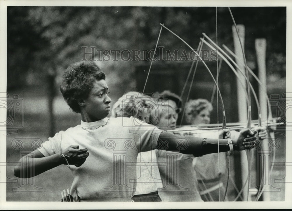 1963 Press Photo Rose Kajumbula, Uganda Princess, shoots bow and arrow
