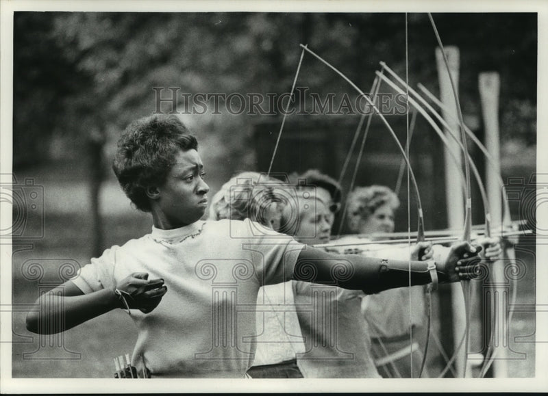 Load image into Gallery viewer, 1963 Press Photo Rose Kajumbula, Uganda Princess, shoots bow and arrow
