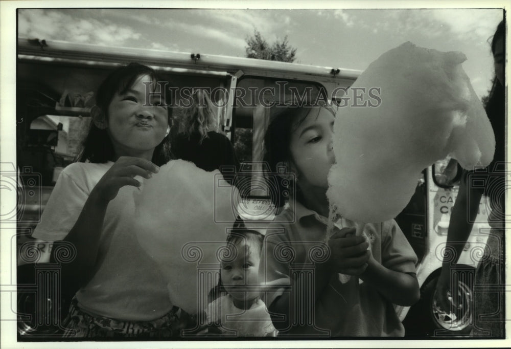 1993 Press Photo Van and Ai-vy Nguyen at West Allis Farmers Market - mjb83635- Historic Images