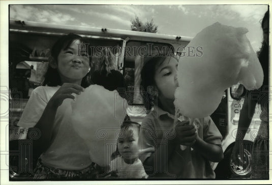 1993 Press Photo Van and Ai-vy Nguyen at West Allis Farmers Market - mjb83635- Historic Images