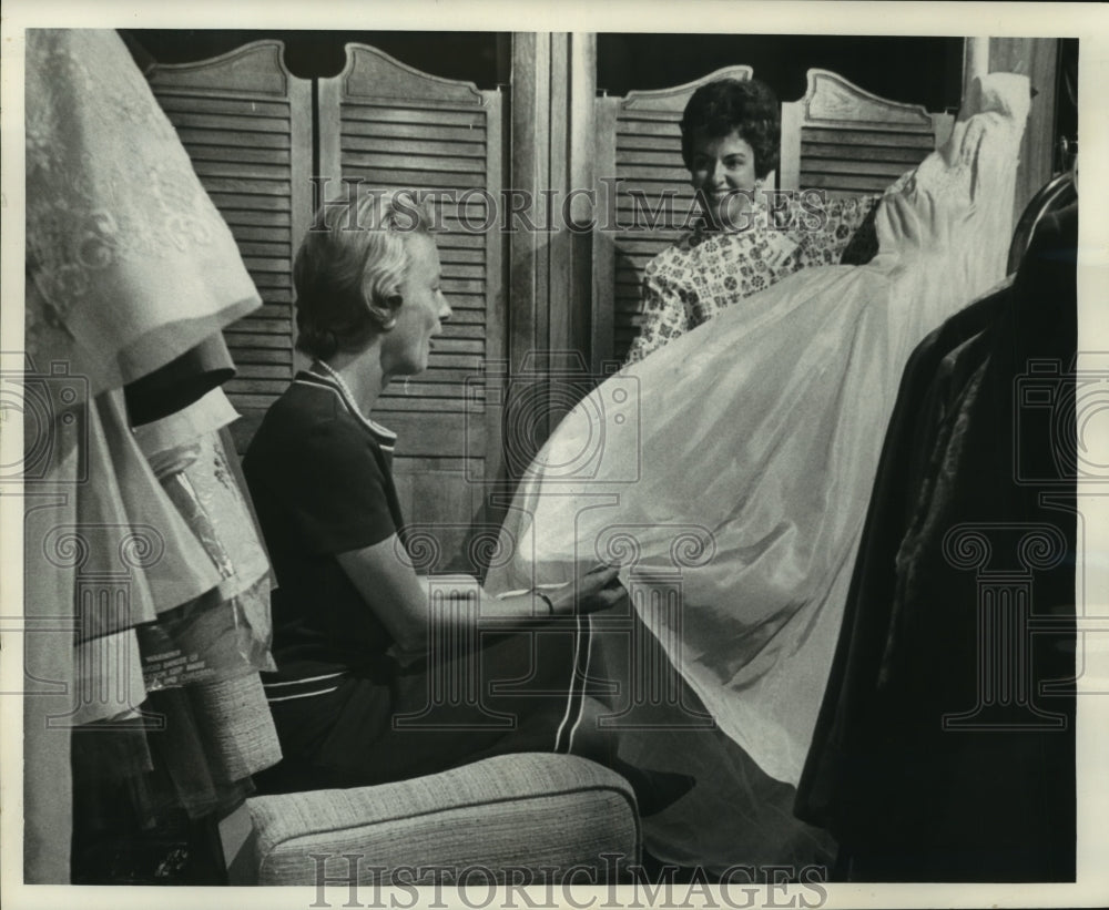 1963 Press Photo Mrs. Charles Jacobus, Junior league chairman, wedding gown- Historic Images