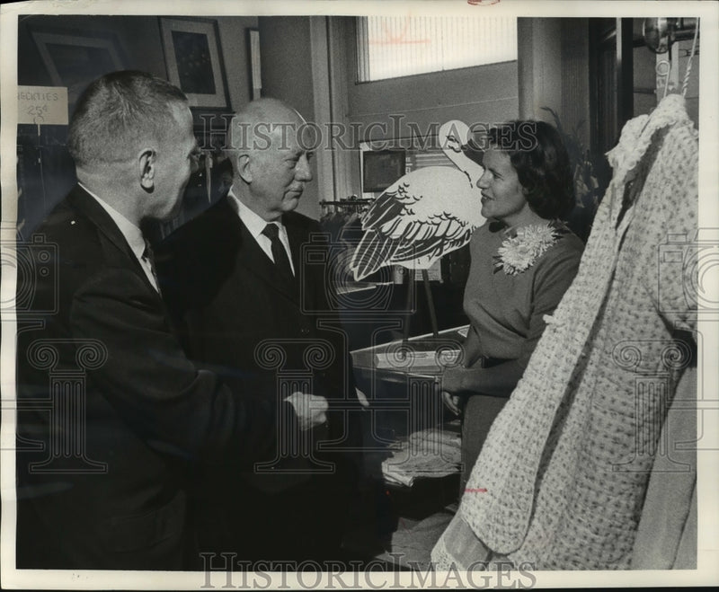 Load image into Gallery viewer, 1963 Press Photo Mrs. Jack Kloppenburg opens Junior League Thrift Shop, Milwauke
