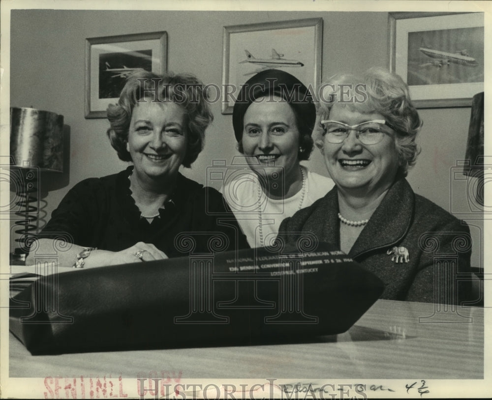 1965 Press Photo Committee for Wisconsin Federation of Republican Women's Conf.