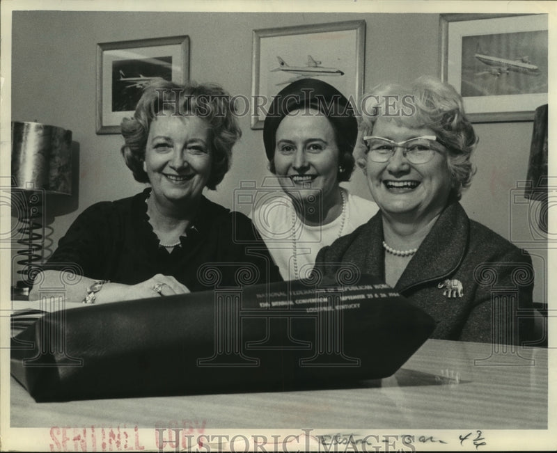 Load image into Gallery viewer, 1965 Press Photo Committee for Wisconsin Federation of Republican Women's Conf.
