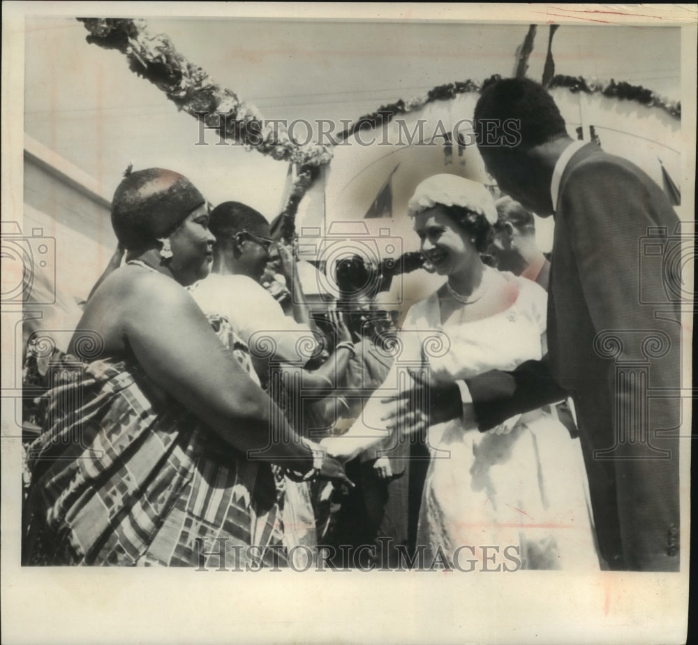 1961 Press Photo Queen Elizabeth II Shaking Hands With Native Vendor in Accra- Historic Images