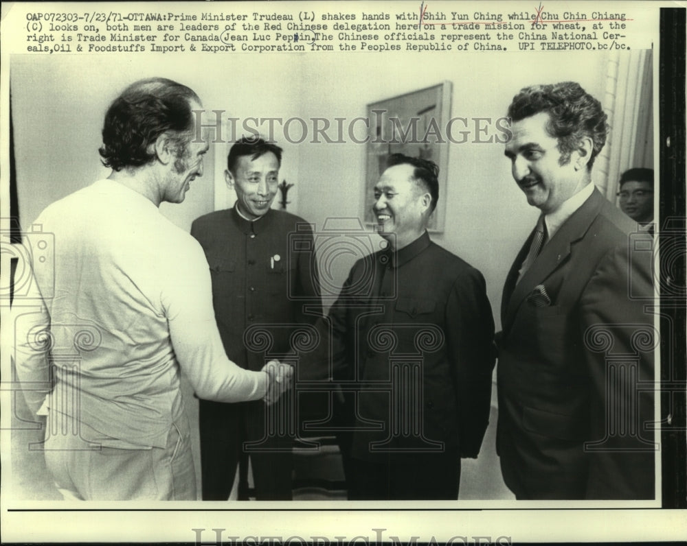 1971 Press Photo Prime Minister Trudeau shakes hands with Shi Yun Ching on trade- Historic Images