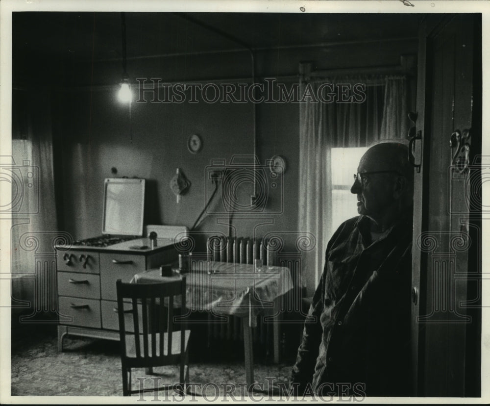1966 Press Photo Carl Gauger in his room in a Milwaukee boarding house