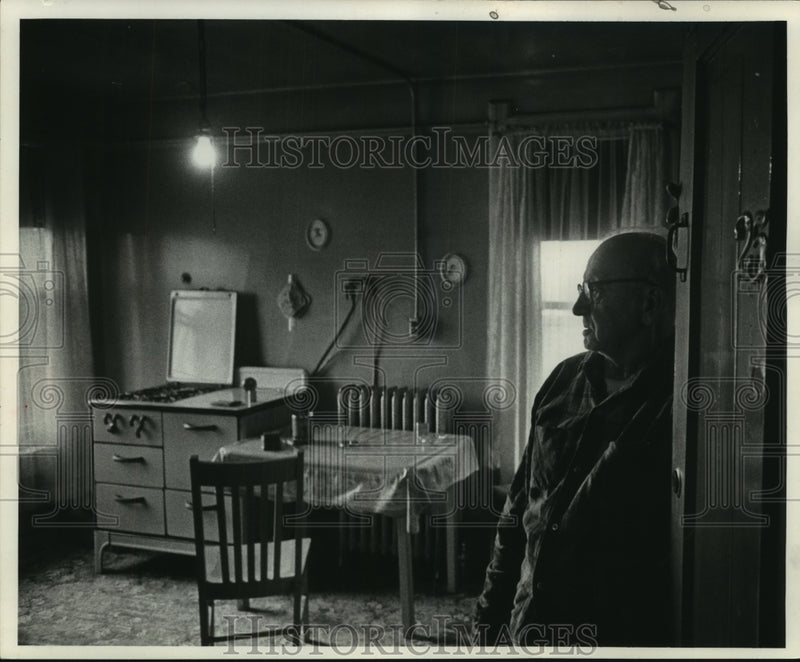 Load image into Gallery viewer, 1966 Press Photo Carl Gauger in his room in a Milwaukee boarding house
