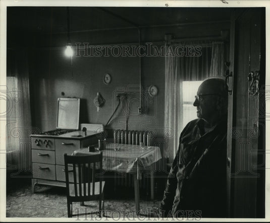 1966 Press Photo Carl Gauger in his room in a Milwaukee boarding house