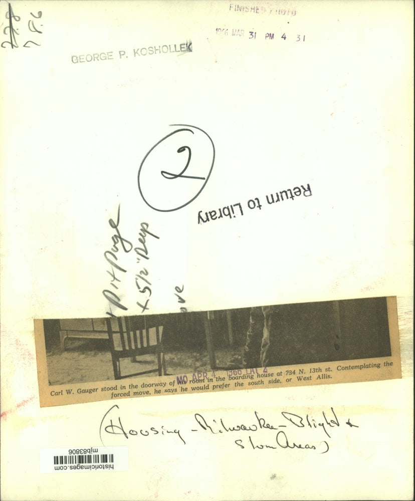 1966 Press Photo Carl Gauger in his room in a Milwaukee boarding house