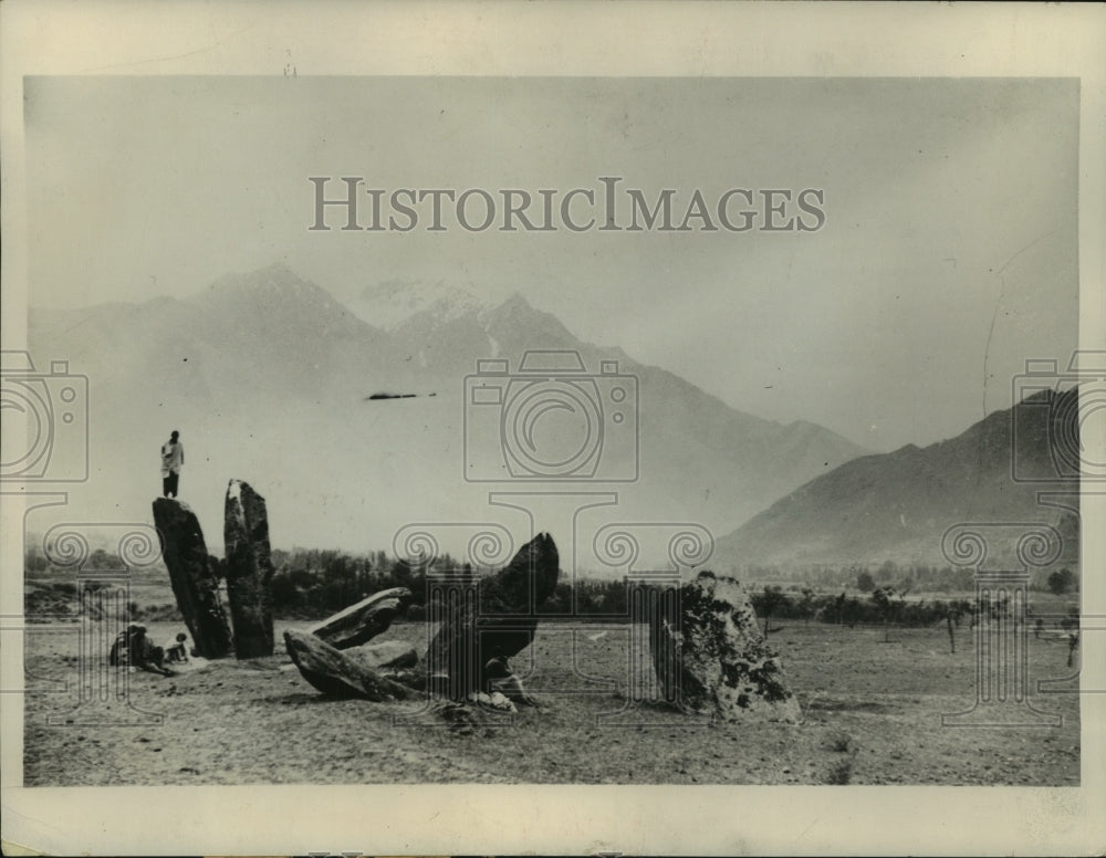 1936 Press Photo Workers digging at early human settlement, Burzahom, India- Historic Images