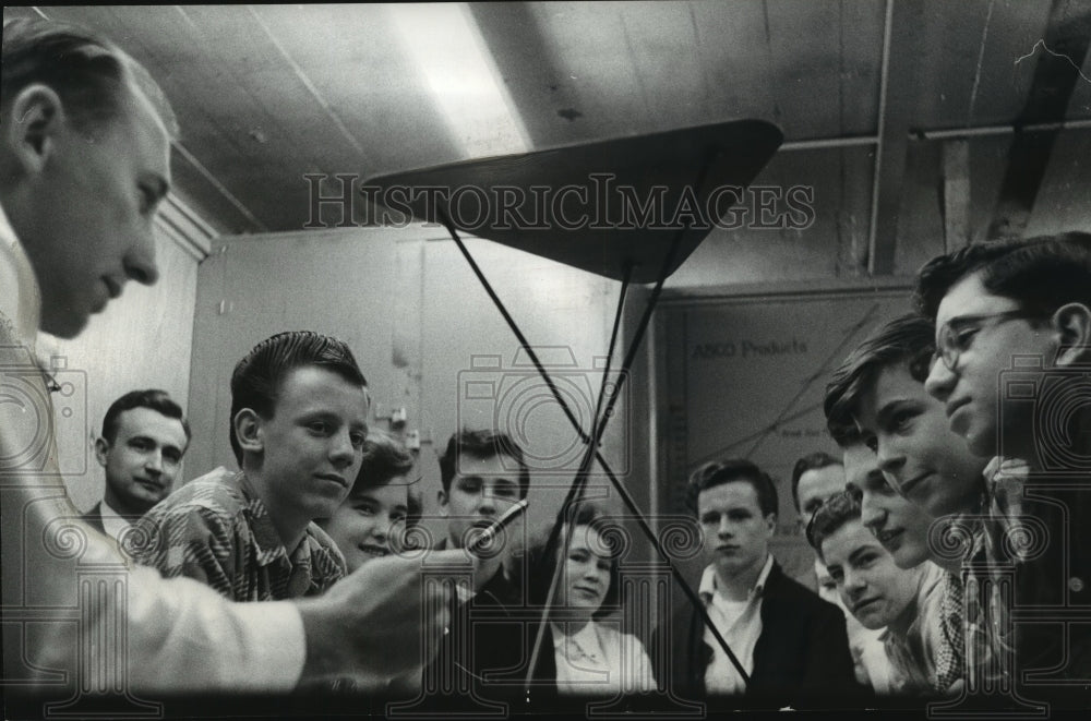 1956 Press Photo A.F. Meske an engineer shows a folding chair to Abco students. - Historic Images