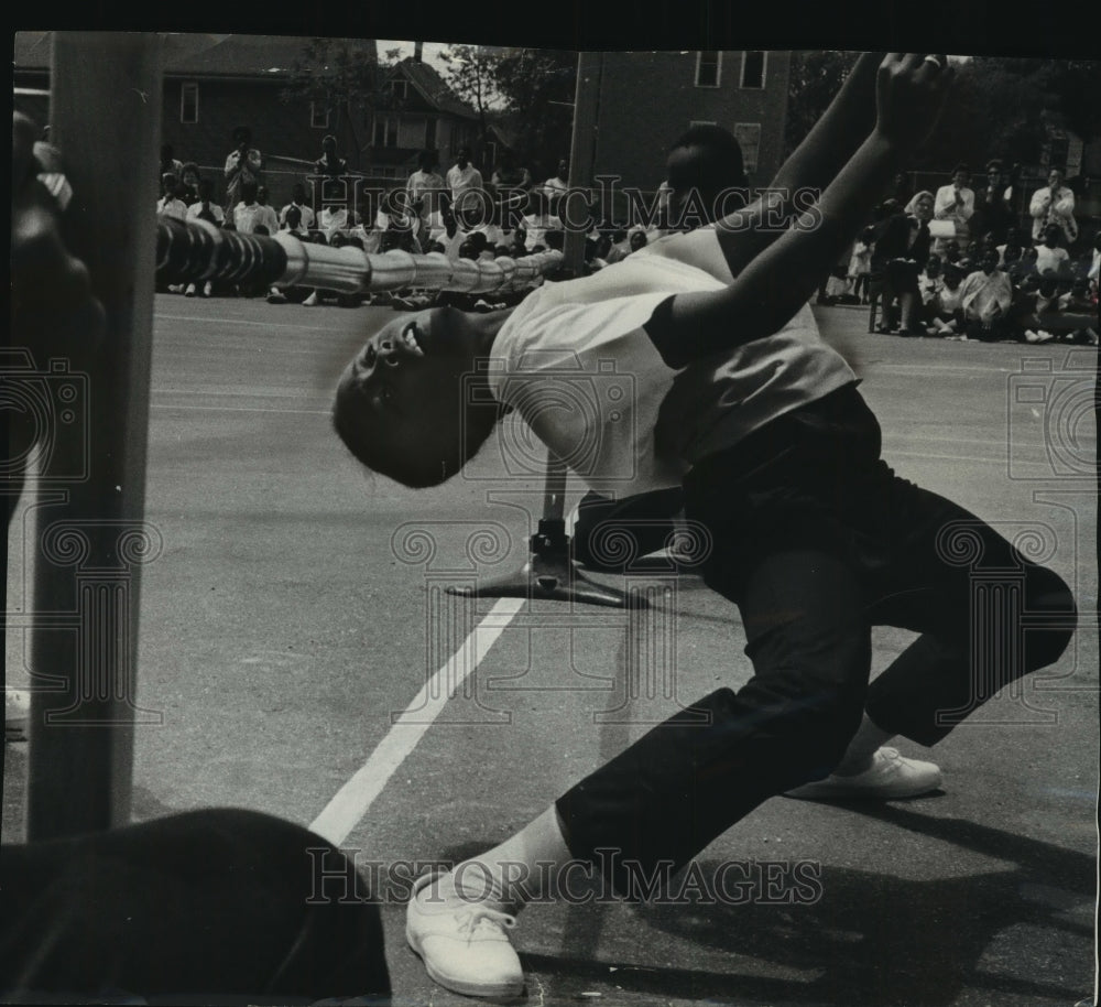 1964 Press Photo Victor Bell limbos. Lloyd St School Physical Fitness Festival