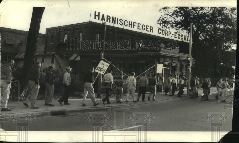 1958 Press Photo Picketers in front of Harnischfeger Corp. plant, MIlwaukee- Historic Images