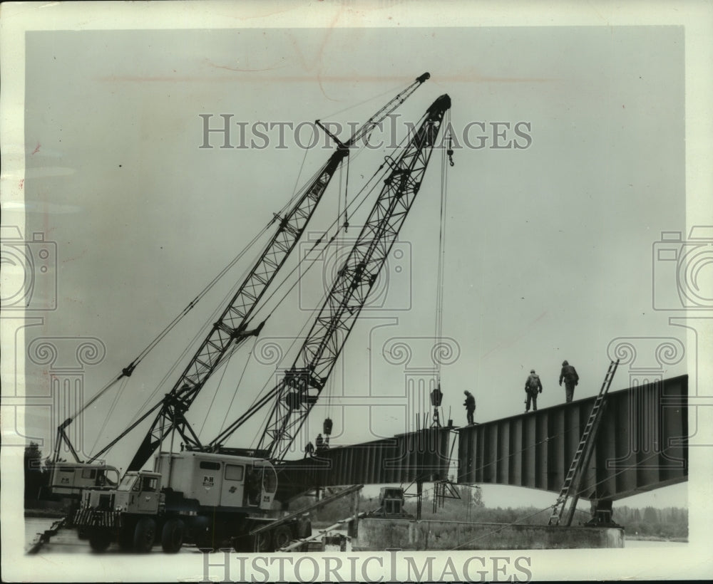 1964 Press Photo Construction crews using Harnischfeger Corp. equipment, Alaska- Historic Images