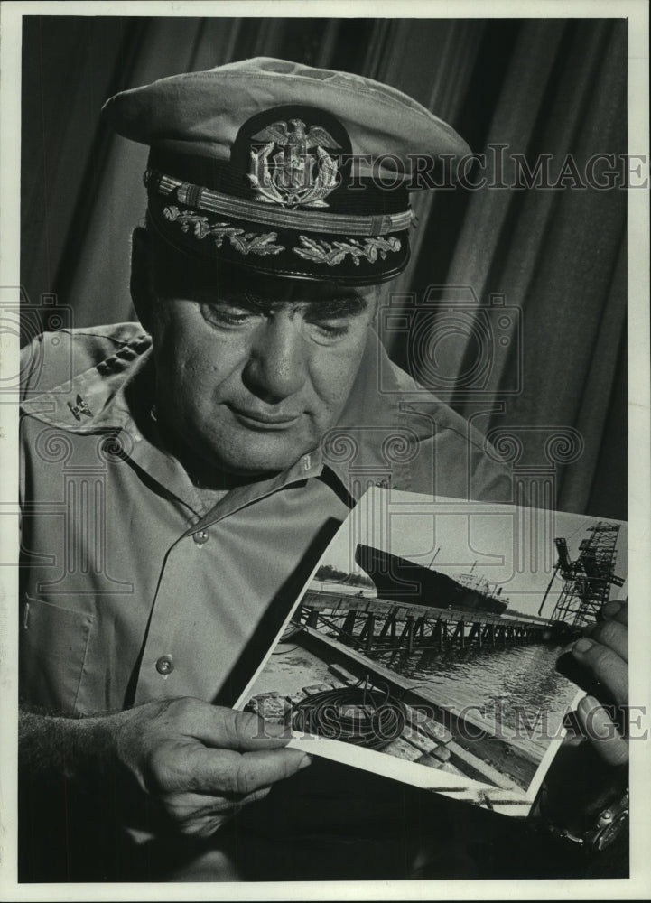 1973 Press Photo Capt. Ernest Kachikis of Milwaukee &amp; picture of his ship- Historic Images